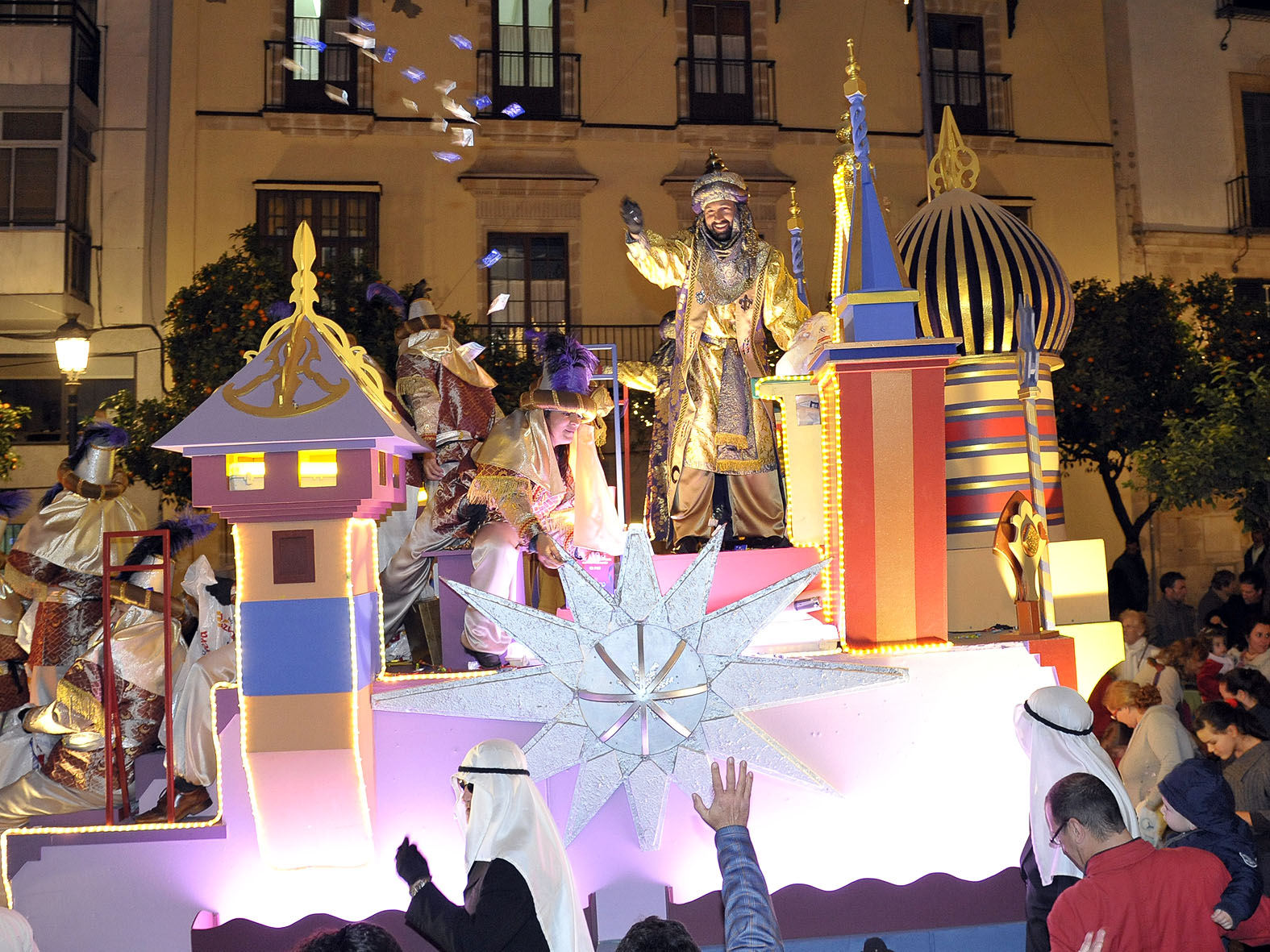 Quince carrozas, música y pasacalles en la Cabalgata de Reyes Magos -  Ayuntamiento de Jerez - Página oficial